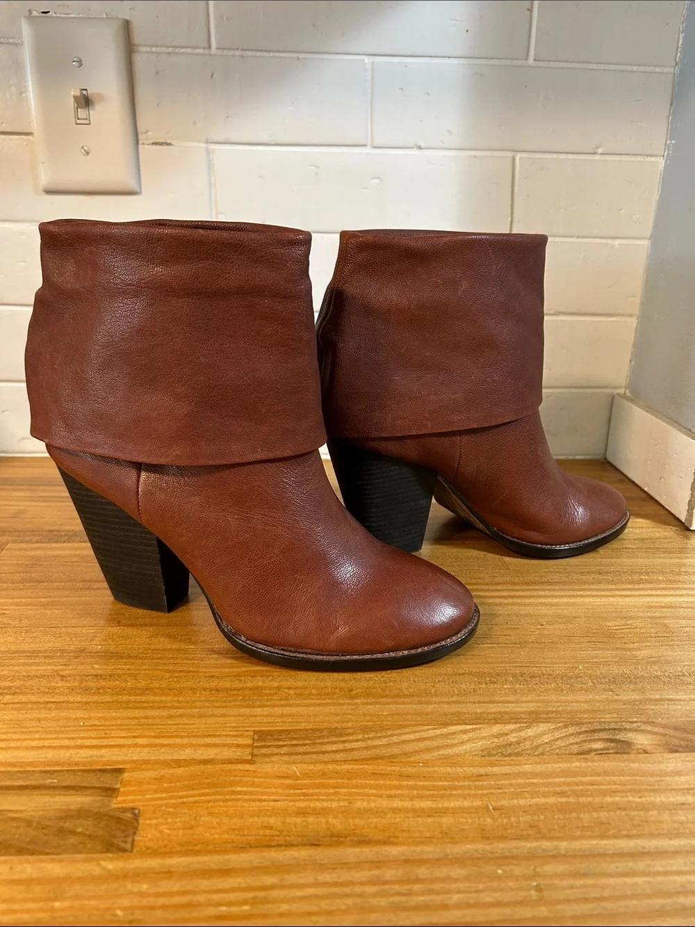 Vince Camuto Brass Women's Size 8B Brown Fold Over Leather Ankle Boots Booties